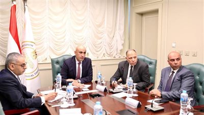 وزير التعليم يشدد على التفتيش الدقيق للطلاب والتواجد الشرطي أمام اللجان 