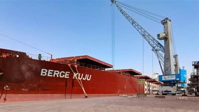 ميناء السخنة يستقبل أكبر سفينة صب جاف منذ إنشائه
