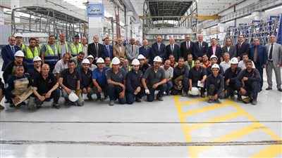  وزير قطاع الأعمال يتفقد سير العمل بمصنع الأتوبيسات.. ويشهد تسليم دفعة من مركبات 