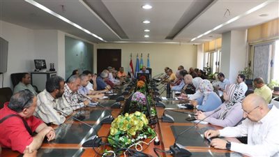 رئيس شركة الصرف الصحي بالإسكندرية يعقد اجتماعًا تنسيقيًا استعدادًا لموسم الصيف