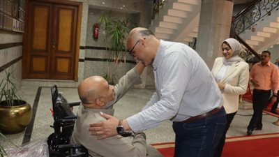 محافظ القليوبية يوفر كرسيًا كهربائيًا لمواطن من ذوي الهمم