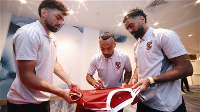 «فيفا» يحصل على توقيعات لاعبي الأهلي على القمصان