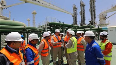  وزير البترول يجري زيارة تفقدية إلى موقع استقبال سفينة التغييز الثالثة بميناء العين السخنة