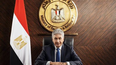  وزير السياحة والآثار يتابع أعمال غرفة عمليات انتظام الحركة السياحية في مصر