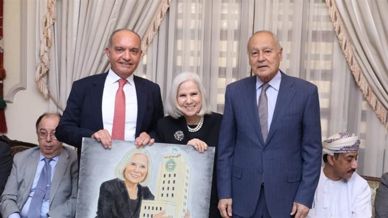 السفير الأردني يهدي