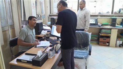 رئيس مدينة ديروط بأسيوط يتابع سير العمل بالمركز التكنولوجي 