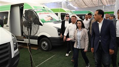 رئيس الوزراء يتفقد قافلة خدمية تقدم خدمات متنوعة لمواطني قرية 