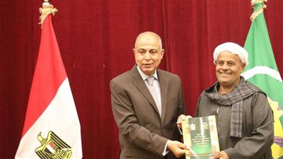 محافظ المنيا يسلم ٣٢٨ عقد تقنين أراضي أملاك