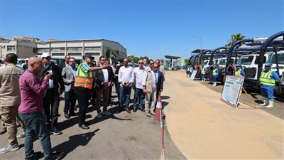 وزير الإسكان يتفقد محطة التنقية الشرقية ويشهد اصطفاف معدات شركة الصرف الصحي بالإسكندرية