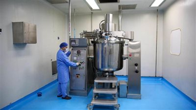 وزير قطاع الأعمال في زيارة مفاجئة لشركتي 