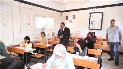 محافظ مطروح يتفقد أول أيام امتحانات الثانوية العامة 