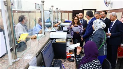 وزيرة التنمية المحلية تقوم بجولة مفاجئة على حي عابدين بالقاهرة