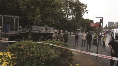 مصرع شخصين وإصابة 32 آخرين إثر انهيار جسر بولاية 