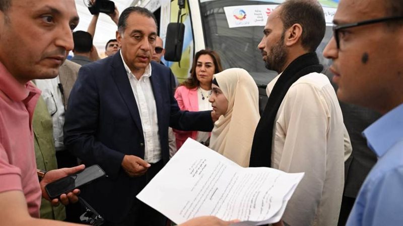 رئيس الوزراء يستمع