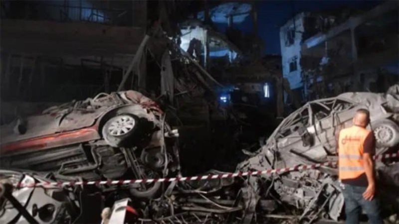 سيارات محطمة من الصواريخ