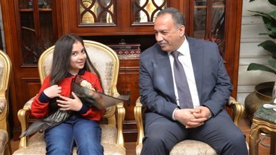 محافظ أسيوط يكرم الطالبة 