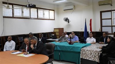 محافظ أسوان يجري مداخلة عبر الفيديو كونفرانس مع وزير التربية والتعليم 