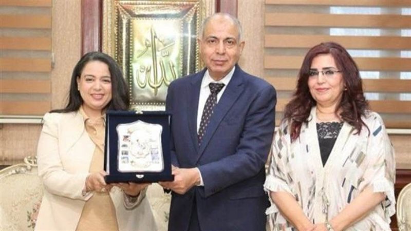 محافظ يكرم مديرة