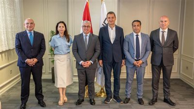 رئيس اقتصادية قناة السويس يوقع عقد مشروع جديد مع 