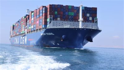 قناة السويس تشهد عبور سفينة الحاويات 