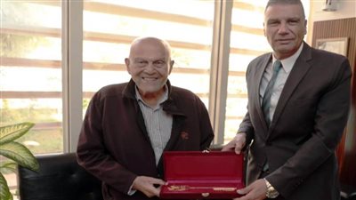 محافظ أسوان يهدي مفتاح المدينة لجراح القلب العالمي الدكتور مجدي يعقوب وإطلاق اسمه على محور وكوبري بديل الخزان