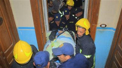 الأجهزة الأمنية تنقل مُسنًا غير قادر على الحركة من مسكنه لأحد المستشفيات