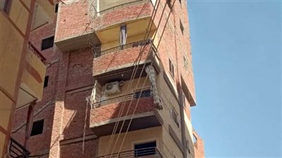 محافظ الإسماعيلية يتابع أعمال إزالة أدوار مخالفة بعقار بحي ثالث