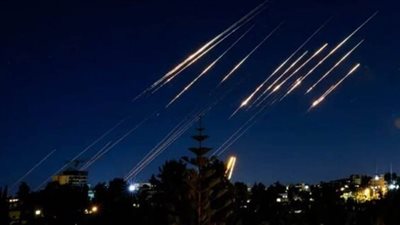 الحرس الثوري يستخدم للمرة الأولى صواريخ 