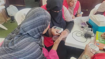 بالتنسيق مع جامعة دمنهور ووحدة السكان..تقديم خدمات طبية مجانية لـ1125مواطنًا بقرية الشوكة 