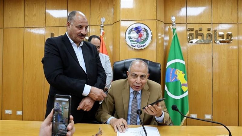 محافظ المنيا يهنئ