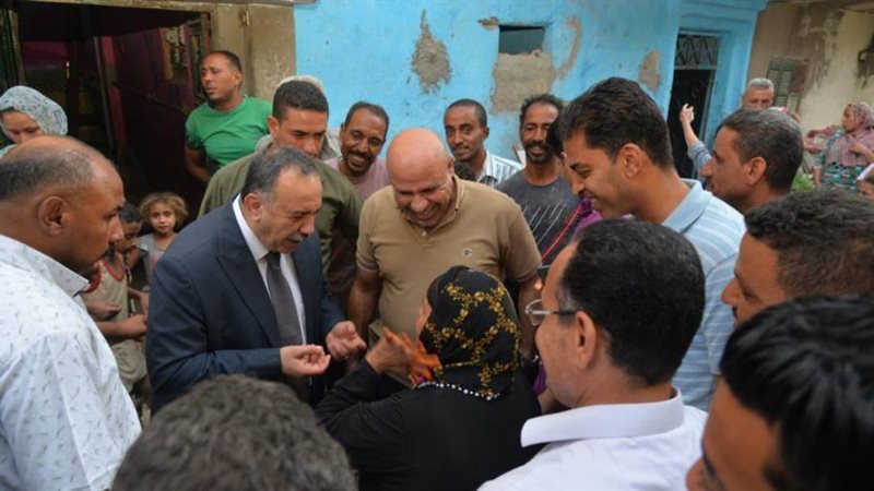 محافظ أسيوط مع الأهالي