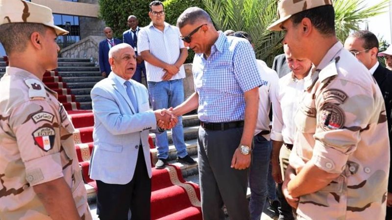 محافظ أسوان يشيد