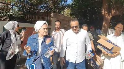 الشعب الجمهوري بالمنيا يوزيع مياه وعصائر مثلجة على طلاب الثانوية العامة