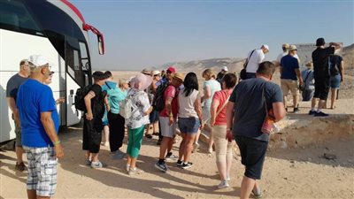 وفود أجنبية متعددة الجنسيات تزور المناطق الأثرية بالمنيا