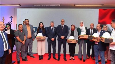 وزير العمل يُسلم 50 عقد عمل لذوي الهمم من أبناء