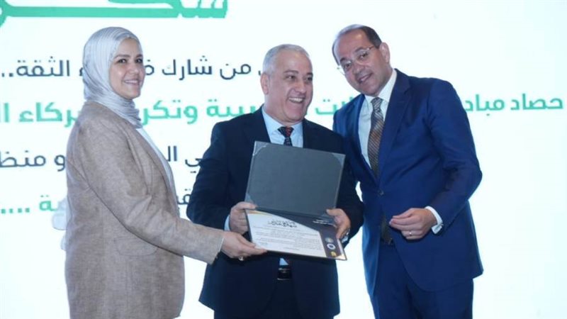 وزير المالية يكرم