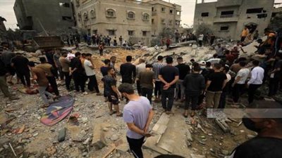 استشهاد خمسة فلسطينيين في قصف الاحتلال الإسرائيلي منزلًا وسط قطاع غزة