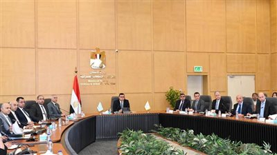 وزير الإسكان يعقد اجتماعاً لمتابعة موقف منطقة الأعمال المركزية بالعاصمة الإدارية الجديدة