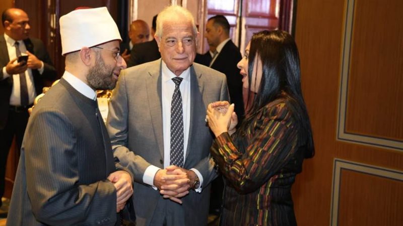 وزير الأوقاف مع اللواء