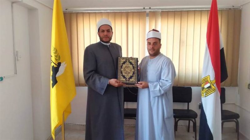 تكريم أمام مسجد بالعريش