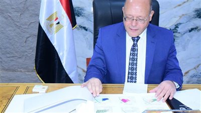 طلاب برنامج المساحة بآداب سوهاج يصممون 