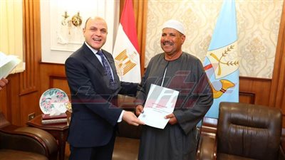  محافظ كفر الشيخ يُسلّم 22 عقد تقنين أراضي أملاك دولة للمستفيدين
