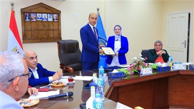 رئيس جامعة دمنهور يسلم عميد كلية الصيدلة شهادات الاعتماد المؤسسي والبرامجي  