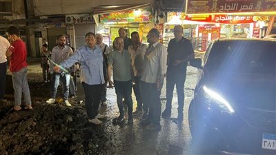 بالصور.. رئيس مياه الغربية يعاين موقع إصلاح انفجار خط مياه بالمحلة
