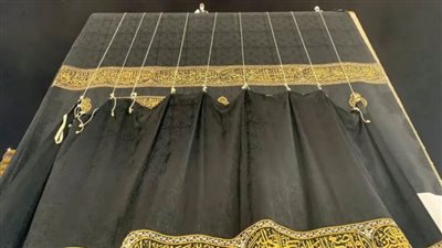 الكعبة المشرفة تتزين بكسوتها الجديدة لعام 1447هـ  