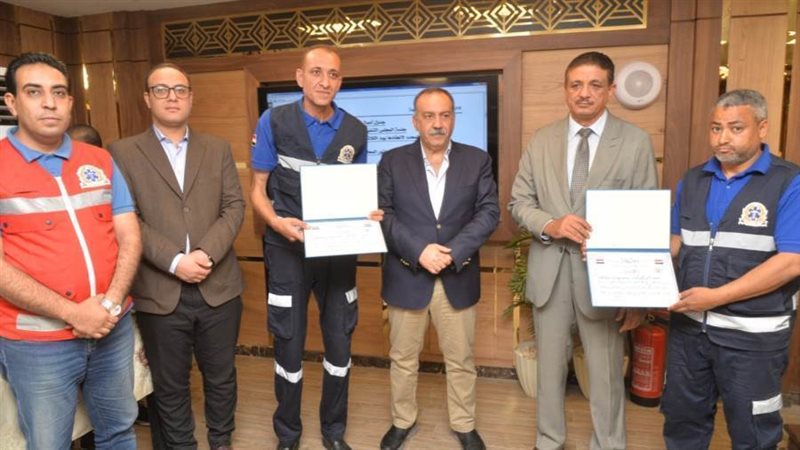 محافظ أسيوط يكرم