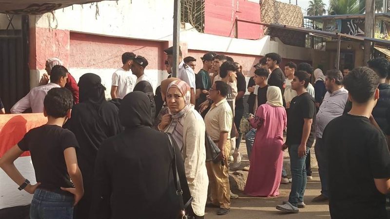 طلاب الثانوية أمام