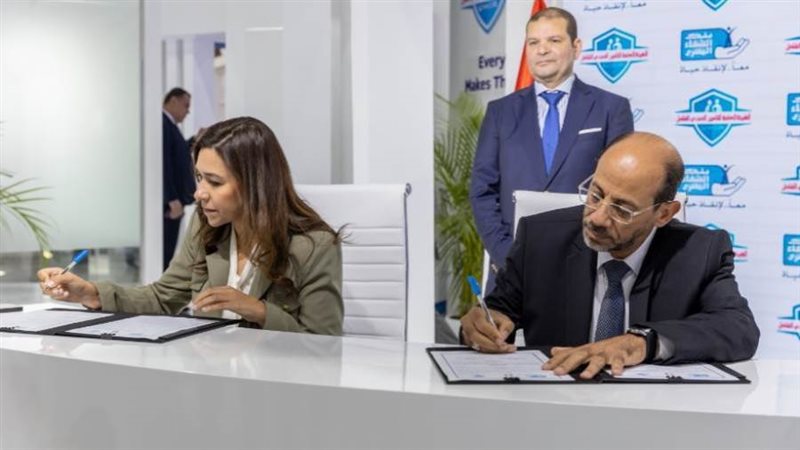 جانب من التوقيع