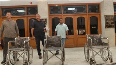 محافظ أسيوط: تعزيز المراكز التكنولوجية بكراسي متحركة لتيسير خدمات ذوي الهمم