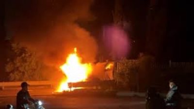 اشتعال النيران في سيارة نقل وتفخم سائق ومرافقه 